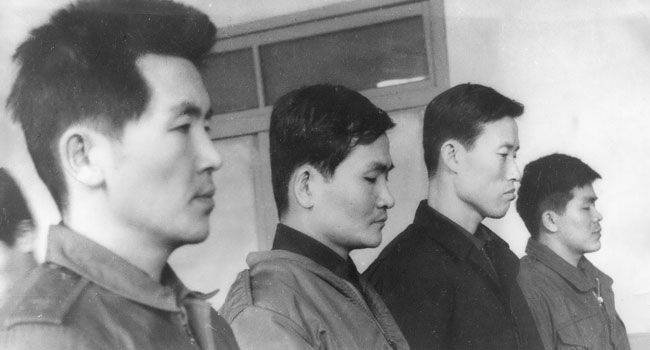 1968년 통혁당 사건으로 법정에 선 신영복 교수(맨 왼쪽). 그는 문재인 전 대통령이 가장 존경한다는 인물이다. 통혁당 사건은 결정적 시기에 무장봉기해 서울 등 수도권을 장악하고 요인암살·정부전복을 목표로 했다. 1968년 발각후 1971년 재건 시도가 있었다./조선일보DB