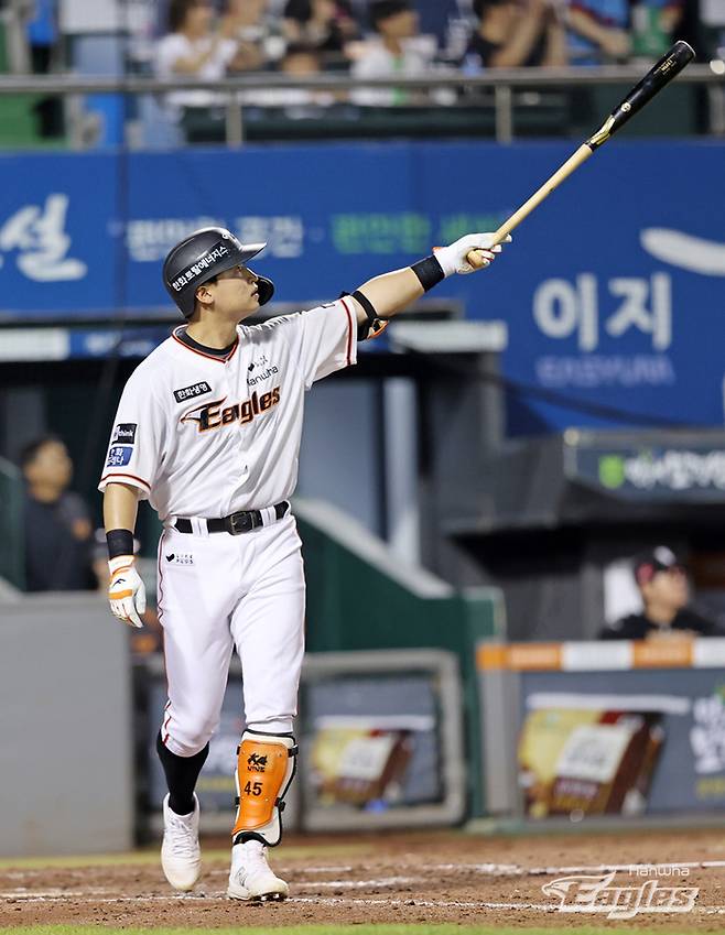 한화 이진영이 6월 28일 대전 KT전에서 동점 투런포를 친 후 타구를 바라보고 있다. 사진 | 한화 이글스