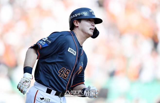 한화 1번타자 정은원 대타 이진영이 5월 14일 인천SSG랜더스필드에서 열린 2023 프로야구 SSG랜더스와 한화이글스의 주말 3연전 일요일 경기 7회초 1사 1,3루에서2타점 2루타를 터트리고 있다. 문학 | 강영조기자 kanjo@sportsseoul.com