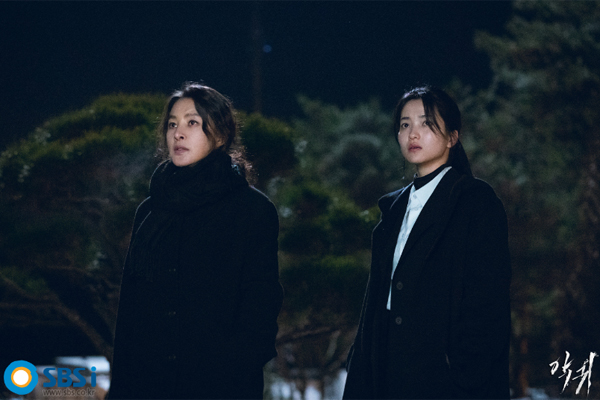 SBS Friday-Saturday drama a demon is currently one of the most watched dramas, with JTBCs King the Land recording the highest viewer rating of more than 10% (hereinafter referred to as Nielsen Korea).Is a work by Kim Eun-hee, the master of the Korean drama genre, which depicts outstanding thrillers and mysteries.The success march that led to , , , etc., has been paused for a while in the previous , and the result of  has attracted more attention.Is the content of Kim Tae-ri and the salt damage image (Oh Jeong-se), which can see the demon in a demon, exploring the deaths of various questions including Jin Seon-kyus father.In the process, the process of trying to escape from a demon that affects the life of myself and the people around me is a big axis.Kim Eun-hee introduced Folklore studies to embody the occult in Korean dramas.As it can be seen that Jin Seon-kyu, the father of Gusan-young, who is the second most important person after Gusan-young in the drama, and Salt Damage are all Folklore studies, the spiritual existence of folk beliefs handled by Folklore studies and the peoples response to them appear as the driving forces of all the dramatic conflicts and resolutions of .There is a considerable amount of Folklore studies knowledge, which confirms that Kim Eun-hee has made a lot of preparations to solidify the intellectual foundation of his work.There are some viewers who are sympathetic to satisfying intellectual curiosity about the knowledge of Folklore studies that are mainly used as ambassadors on salt damage, but there are also viewers who complain that there are a lot of explanations.Is a work that is more plausible to see as a mystery, although it is written on the skin of a horror. Although the ghost appears, it is more fun as a mystery to trace the mysteries of the fathers death than the fear and surprise.It is also the strength of  that humanistic interest in Kim Eun-hees unique social problems is unforgettable in this occult.Kusan Youngs a demon coping process is intertwined with events such as voice phishing, school violence, and illegal Ushijima the Loan Shark, and it is the evil person itself that calls ghosts that harm people.In fact,  is worth seeing only by Kim Tae-ris acting that goes between Kusan Young and a demon.Kim Tae-ri stands out in this drama, which has a lot of excellent new stilettos by solidly digesting the pure and shrunken Kusan spirit and the extremely conflicting character of evil and overwhelming a demon.Especially a demon Kim Tae-ri is intensely expressing the deadly beauty of evil and getting another life dog.If there are many advantages that make you watch , there is also a powerful and unique piece that makes you watch the work to the end.A demon is not an absolute evil, sometimes it is moral and it seems to be beneficial to Kusan Young. To see why, this question is probably waiting for the second half of the work to be resolved.The approach to capturing viewers is unusual and attractive because it is not common.A demon in Gusan Young begins with an absolute evil that can not be reconsidered, killing the father and Grandmas Boy.However, in the process of going through various events to solve the mystery of a demon and the death of his father, Kusan Young enters Jasin, a demon even harasses Kusan Young, but even realizes justice and helps Kusan Young.A demon punishes Kusan Youngs mother by inducing her to commit suicide by voice phishing.Illegal Ushijima the Loan Shark When the contractor jeopardizes Kusan Young, who has recognized the identity of Jasin, he is overwhelmed by the power of a demon and helps Kusan Young.Kusan Young has the ability to see ghosts after a demon, which saves victims of school violence and child abuse.A demon, who entered Gusan-yong, even scolds Lophiomus setigerus, who covets wealth with a desire full of desire and hurts others. Is this a demon still an absolute evil?A demon that led innocent seemingly innocent people to death, such as Gusan Youngs father, Grandmas Boy, and mother on salt damage, is definitely a demon.However, it is not easy to understand the meaning of a demons actions, which result in a moral appearance in the gap of fatal evil acts, to date.If the reason why a demon is not an absolute evil is convincingly explained in the latter half of the drama, furthermore, the basic skeleton of the work that came down to Kusan Young through the mother of salt damage, the father of Kusan Young, and the cause of a demon succession chronology, If the curiosity about the reason is resolved,  is a work that surprised the drama industry with a high level and wonderful rice, and it will remain in viewers memory for a long time.