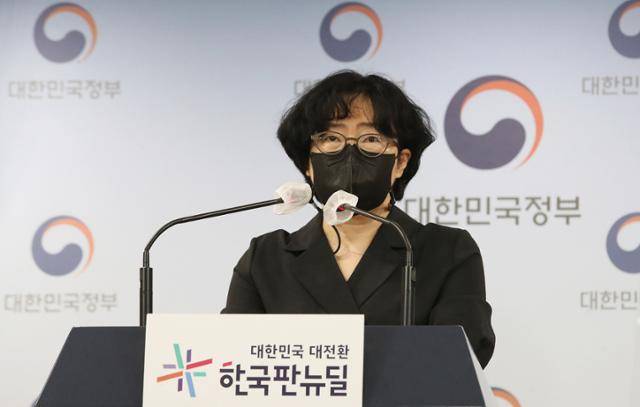 2021년 윤순진 전 탄소중립위원회 민간위원장이 서울 종로구 정부서울청사에서 2050 탄소중립 시나리오 위원회(안)를 발표하고 있다. 뉴스1