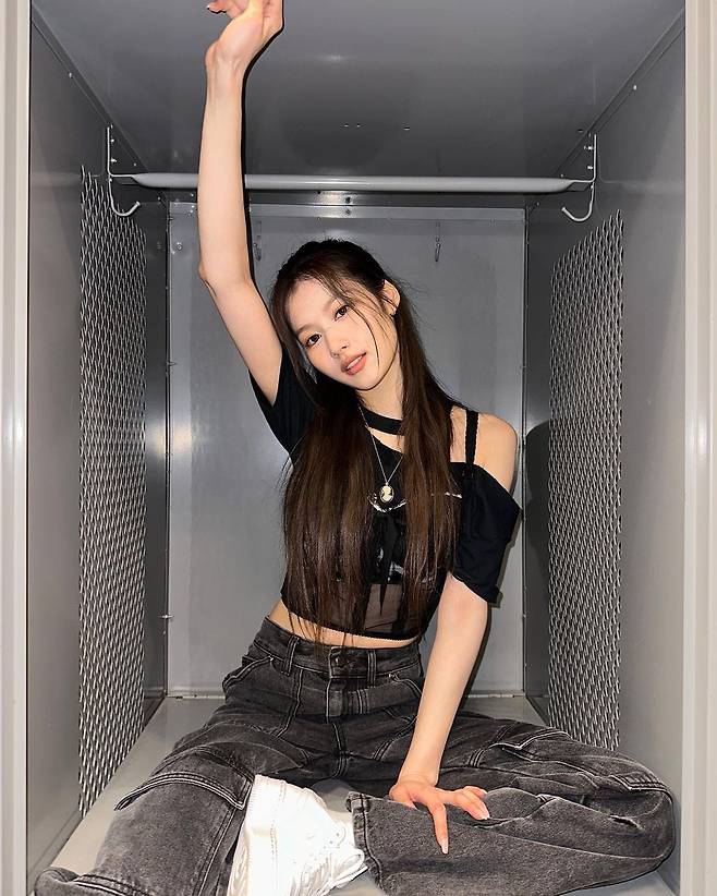 Group TWICE member Sana showed off her perfect look.On the 9th, Sana posted several photos without comment through personal SNS.In the open photo, Sana took pictures with various poses, especially his distinctive features and slim figure, which impressed viewers.The netizens who saw this were very beautiful,  ⁇  Sana I love you,  ⁇  I LOVE YOU SANA  ⁇  and so on.IMBC  ⁇  Photo Source Sana SNS
