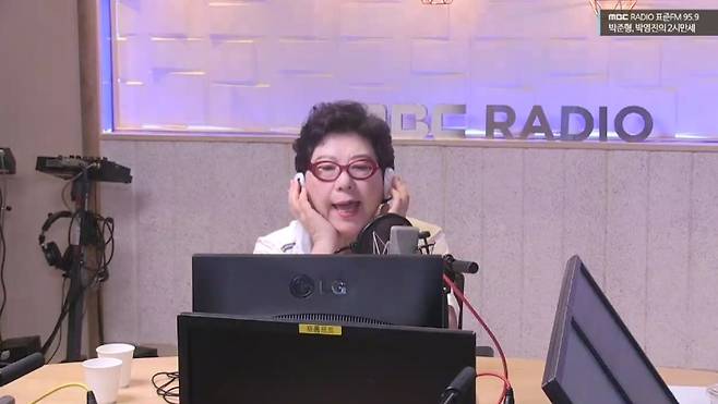 Singer Yang Hee-eun references Women former DJ Seo Kyung-seokSinger Yang Hee-eun appeared as a guest on MBC standard FM Joon Park Young Jin Park s 2 oclock corner self-luminous invitation broadcasted on July 10th.Yang Hee-eun commented on Kim Il-jung, who succeeded MBC standard FM Women DJ Seo Kyung-seok as a successor, I have a broadcasting career and I feel a little younger. I met Lee yun-seok a while ago and Lee yun-seok said Seo Kyung-seok regrets leaving Women. When asked if he could come back later, he said firmly, He left, didnt he? He thinks its a program where he goes out and comes on his own accord. You cant go there and come back like that.