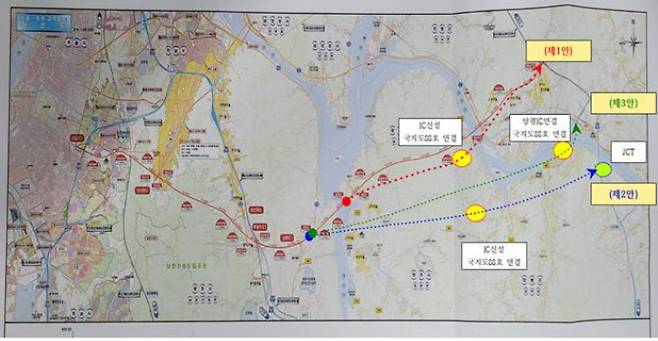 지난해 7월 양평군이 국토교통부에 제안한 서울-양평고속도로 노선의 3가지 안 표시도. 노란 표시가 IC 신설 예상 위치를 의미한다. 양평군청 제공