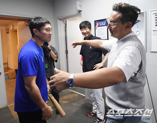 11일 광주 기아챔피언스필드에서 열리는 삼성과 KIA의 경기를 앞두고 류지혁이 친정팀 KIA 라커룸을 찾았다. 심재학 단장이 류지혁을 반기고 있다. 광주=정재근 기자 cjg@sportschosun.com/2023.7.11/