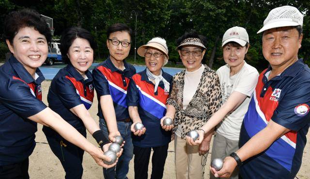 고순금(왼쪽에서 4번째)씨 등 서초 페탕크 회원들이 6월 20일 서울 서초구 매헌시민의숲에서 페탕크 경기 전 파이팅을 외치고 있다. 안다은 인턴기자