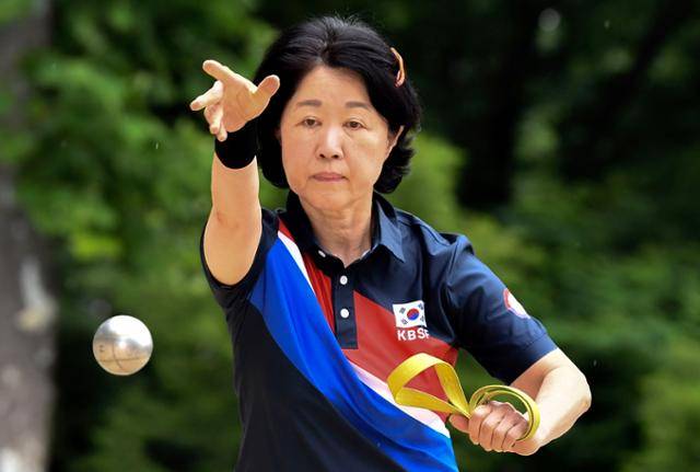 진지한 모습으로 불을 투구하는 모습. 안다은 인턴기자