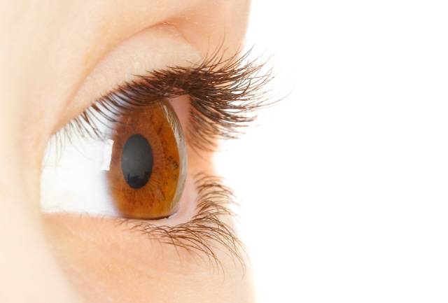 눈을 비비고 뷰러를 세게 하는 등 속눈썹에 물리적 마찰이 지속되면 속눈썹이 잘 탈락한다./사진=게티이미지뱅크