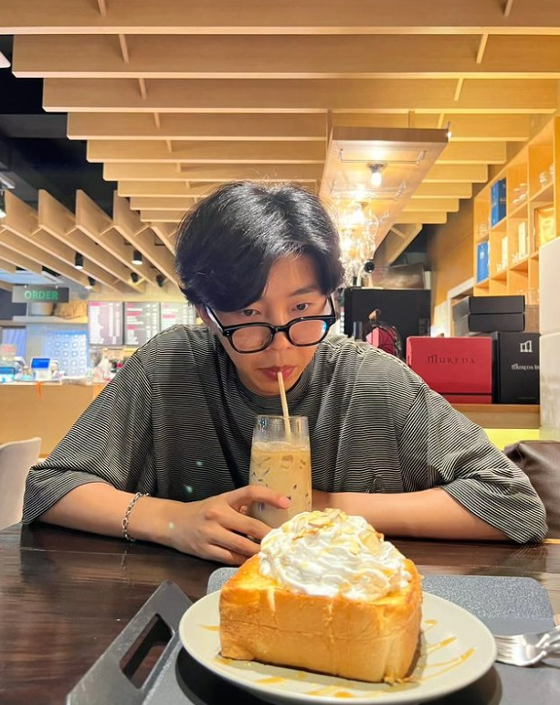 Lim Young-woong posted a picture on the afternoon of the 10th with the article Sucking Fang and conveyed the recent situation.The photo showed Lim Young-woong sitting in a cafe drinking coffee with Honey Butter Bread in front of him, dressed casually in black horn-rimmed glasses and a T-shirt.Lim Young-woongs recent situation was particularly noteworthy after Soyou and romance rumor happening on this day.Recently, Lim Young-woong and Soyou visited the same Jeju restaurant in the online community, and two romance rumors were raised.A restaurant official released these photos on the same day, and when the fans asked if the two people came to the restaurant together, they deleted Soyous photo and changed the words they came together.Lim Young-woong turned on Love Live! Broadcasting after the position of denying romance rumor, and indirectly explained it. He said, Love Live!I turned on Broadcasting to tell you the truth, he said. Ill be honest. I was actually hiding it from you, but I would like to introduce you to someone next to me through Broadcasting.It was a secret, but I will introduce you to the person next to you. The person introduced by Lim Young-woong was the composer Cho Yeong-su.I came to Jeju Island with Cho Yeong-su to eat delicious food and talk a lot about music, he said. I turned on Broadcasting to let you know that I came to play like this.After Love Live! Broadcasting, he uploaded a recent situation picture to his cafe through his SNS, completely eliminating the romance rumor.I do not usually do SNS, but Lim Young-woong has been actively denying romance rumor by posting feeds in two months since March and May.