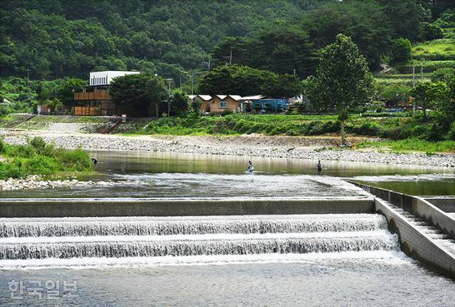 무흘구곡이 이어지는 대가천에서 여행객들이 더위를 식히고 있다.