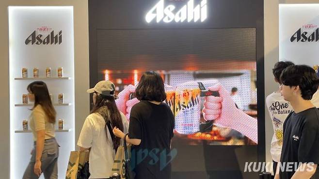 시민들이 아사히 슈퍼드라이 생맥주캔 팝업스토어를 둘러보고 있다. 사진=안세진 기자