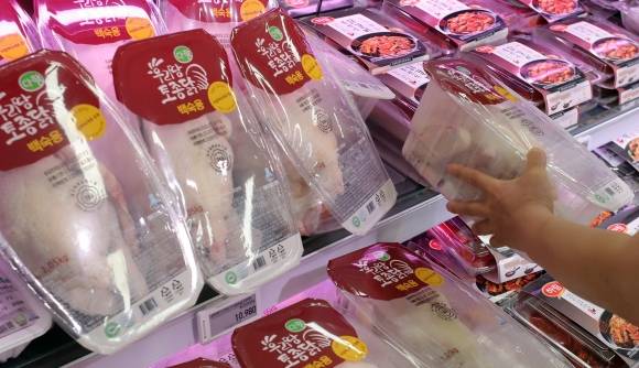 올해 초복 닭고기 가격이 작년 초복 때와 비교해 10% 이상 상승한 것으로 나타났다. 축산물품질평가원 축산유통정보에 따르면 닭고기 소매가격은 6천364원으로 1년 전과 비교해 12% 오른 것으로 나타났다. 11일 서울 시내 한 대형마트에 닭고기 상품이 진열돼 있다. 뉴시스