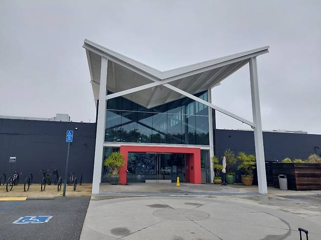 라이엇 게임즈 본사 입구.