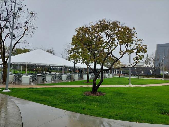 라이엇 게임즈 본사에 펼쳐진 넓은 정원. 식사 공간으로 이용됐으나 코로나 팬데믹 기간에는 폐쇄된 상태였다.