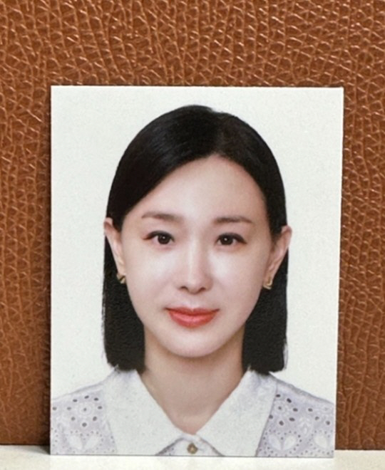 Singer Lee Ji-hye was shocked to see his new passport photo.Lee Ji-hye posted a photo on the 13th with an article entitled I do not like the president of the photo studio.Lee Ji-hyes passport photo is included in the public photo. Matching a white blouse with a single-haired hairstyle, he showed a sophisticated yet lovely beauty.Lee Ji-hye expressed disappointment by adding hash tags such as 33,000 won, Aunties face, I am old, Is this really me, I need to take a passport photo again, and Depressed night .Kim Mi-rae, who saw this, laughed, I think you raised your nose and made your eyes look sharper and your lips look more tangled. Yun Hye-jin said, Its pretty?Meanwhile, Lee Ji-hye married tax accountant Moon Jea-wan in 2017 and has two daughters.
