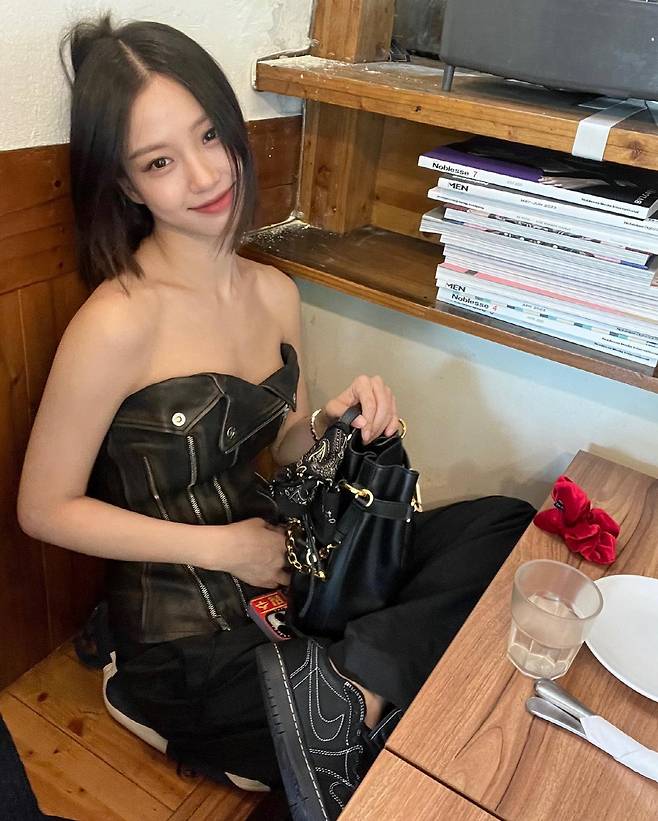 Actress Go Min-si showed off her chic look.Go Min-si posted several photos on his personal account on the 12th.In the open photo, Go Min-si not only showed a thin clavicle with a black leather tube top, but also attracted the attention of fans by completely extinguishing the knife with his own style.Especially, it showed Smuggling to mobile phone case and showed expectation and love for new work.On the other hand, Go Min-si meets the audience with Smuggling which opens on the 26th.Smuggling is a story about a story that gets caught up in the event of a big plate of a lifetime in front of people who have been living their lives by delivering the necessities thrown into the sea. Go Min-si plays the youngest information- .