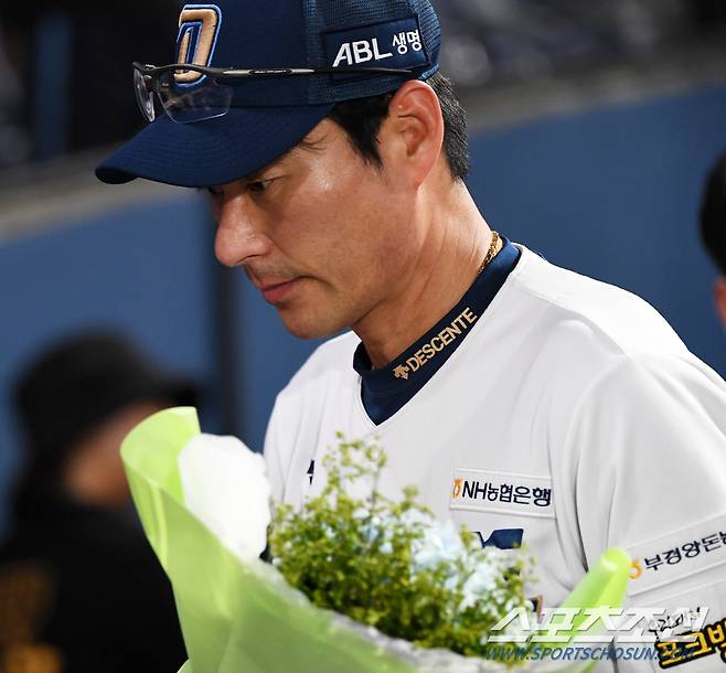 2023 KBO리그 NC 다이노스와 롯데 자이언츠의 경기가 12일 창원NC파크에서 열렸다. 경기에서 승리하며 통산 100승을 달성한 NC 강인권 감독이 경기장을 나서고 있다. 창원=박재만 기자pjm@sportschosun.com/2023.07.12/