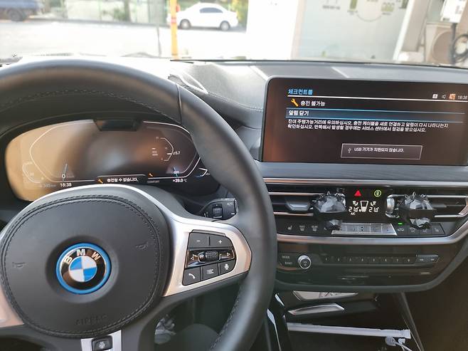 BMW 전기차에서 발생한 CCU 문제로 충전 불가능 메시지가 뜬 모습. /독자 제공