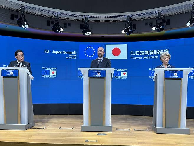 기자회견하는 EU-일본 정상 (브뤼셀=연합뉴스) 정빛나 특파원 = 기시다 후미오 일본 총리(왼쪽), 샤를 미셸 EU 상임의장, 우르줄라 폰데어라이엔 EU 집행위원장이 13일(현지시간) 벨기에 브뤼셀 EU 본부에서 정상회담 결과 기자회견을 하고 있다. 2023.7.13 photo@yna.co.kr