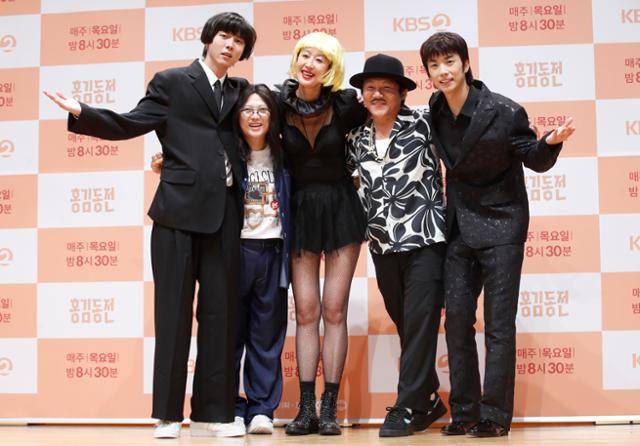 방송인 주우재(왼쪽부터)와 김숙 홍진경 조세호 우영이 14일 오후 서울 영등포구 KBS 본관에서 열린 KBS2 '홍김동전' 기자간담회에서 포즈를 취하고 있다. 뉴스1