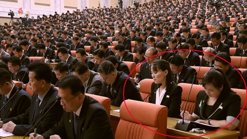 북한 김정은 국무위원장이 참석한 가운데 노동당 중앙위원회 제8기 제8차 전원회의 확대회의가 지난 6월 16일부터 18일까지 당중앙위원회 본부에서 열렸다고 조선중앙TV가 19일 보도했다. 김 위원장의 여동생 김여정 노동당 부부장(왼쪽)과 현송월 당 부부장이 방청석에 자리하고 있다.