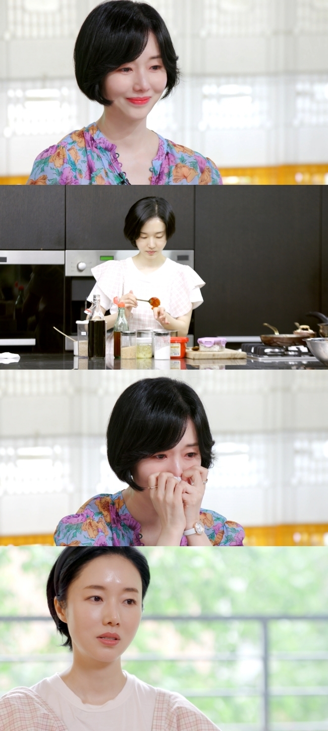 Lee Jung-hyun tears into his mothers voice, who died three years ago.On July 14, KBS 2TV  ⁇ StarsStars Top Recipe at Fun-Staurant  ( ⁇ StarsStars Top Recipe at Fun-Staurant ) reveals Lee Jung-hyuns longing for his deceased mother.Lee Jung-hyun, who was the youngest of the five sisters, became interested in cooking because of her mother, and she tells her mother that she thinks more about her mother every time she cooks well.Lee Jung-hyun, who confessed that his mother died two and a half years ago, said, One of my mothers food is water kimchi.So I soaked water kimchi in the summer and said that I think a lot about my mother.Three years ago, Lee Jung-hyun showed  ⁇  Stars Top Recipe at Fun-Staurant  ⁇  At the time of his appearance, he was hospitalized and made food for his mother who was battling.On the next screen, Lee Jung-hyun, who was talking to Mother at the time of  ⁇  Stars Top Recipe at Fun-Staurant  ⁇  appeared three years ago.Lee Jung-hyun, a charming and affectionate daughter, and a mother who welcomed her daughter with a voice full of love. Lee Jung-hyuns eyes were reddened when the mothers voice, which was no longer heard, flowed out of the video.Lee Jung-hyun, who shook his head and shed tears, said that Stars Top Recipe at Fun-Staurant family members should be tearful.Lee Jung-hyun has quantified the recipe of water kimchi that Mother always made before Mother died.Lee Jung-hyun showed deep affection and confidence in Mothers water kimchi recipe, saying that my mothers water kimchi recipe is really delicious.Chefs who are second to none in cooking skills also watched the VCR and carefully noted Lee Jung-hyun Mothers water kimchi recipe.