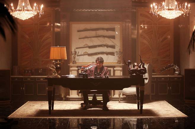 모든 것을 잃을 처지에 놓인채 혼자 생각에 잠겨 있는 이두삼. 막대한 부를 거뒀어도 그것이 범죄에 의한 것이라면 모래 위에 놓인 집일 뿐이다. (사진=쇼박스)