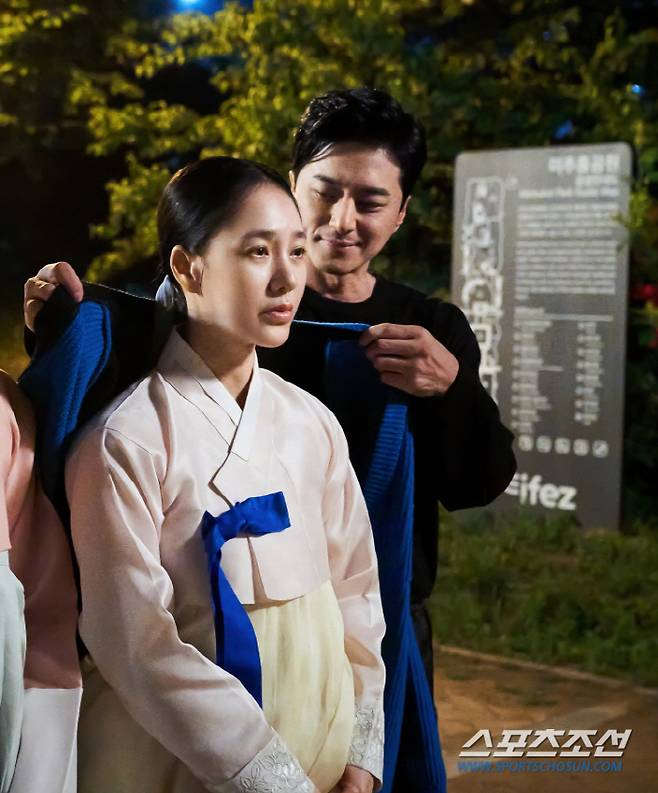 Lady Durian Park Joo-Mi and Jiyoung San E 180 show Walking Flirting scene to confirm the temperature difference of different emotions.TV CHOSUN Weekend mini-series Lady Durian (playwright Phoebe (Im Sung-han) / Directing Shin Woo-chul, Jung Yeo-jin / Production Barnson Studio, High Ground) is a strange and beautiful fantasy melodrama.Durian (Park Joo-Mi) and Kim Sawzer! (Lee Da-yeon) are transcending time and space for unknown reasons at the moment of the lunar eclipse.Above all, in the last 6th episode, Durian and Kim Sawzer! were kicked out by an angry Lee Eun-sung and moved to the homes of Dan Chi-jung (Ji Young-san) and Baek Peter Doig (Choi Myeong-gil).Lee Eun-sungs jealousy skyrocketed due to Kim Min-joon, who handed Durian his grandmothers hairpin, and eventually drove Durian and Kim Sawzer!At the end of the broadcast, Dan Chi-jung made a strange imagination about Durian, and in the middle of the night, Durian and Kim Sawzer!Meanwhile, in the seventh episode, which will air on the 15th (today), the scene of Walking Flirting, which starts stealing hearts by invoking Ji-young San Es sweet manners to Park Joo-Mi, is drawing attention.Durian and Kim Sawzer !, Dan Chi-jung walked in the park and took a walk. Dan Chi-jung takes off his cardigan and looks around his shoulders as if he is worried about the chilly weather.Durian, who has an awkward expression without a smile, contrasts with Danchi, who shows a warm smile, and it is becoming more and more important whether Danchis Flirting will move Durian.In particular, Park Joo-Mi and Ji Young-san boosted the vitality of the scene by taking a pleasant picture in a panoramic outdoor and unusual atmosphere in the scene of circling the cardigan shoulder.In addition, the two of them shared a chat during a short break in the middle of shooting, and they exchanged opinions about Reincarnated as a Sword, bak il-soo,And when the full-scale filming began, Park Joo-Mi and Ji Young-san quickly turned into Durian and Dan Chi-jung characters, and naturally played a harmonious match and cheered the scene.The production crew said, In the seventh session, Durians extreme temperature difference, which wants to avoid durian and durian, reveals an explicit interest in Durian, will have exciting fun. Despite the presence of his fiancee, Durian, who is provoked by Flirting and uncomfortable, I would like to look forward to the 7th broadcast. Meanwhile, the seventh episode of the TV CHOSUN Weekend miniseries Lady Durian will air at 9:10 p.m. on Saturday (today).