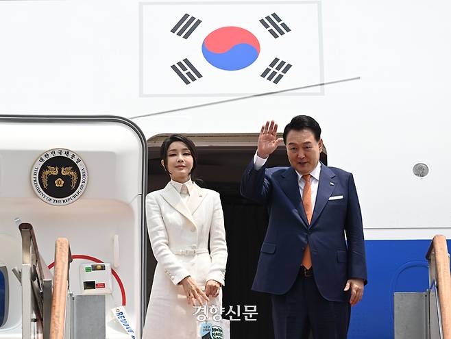 윤석열 대통령과 김건희 여사가 북대서양조약기구(NATO·나토) 정상회의 참석과 폴란드 공식 방문을 위해 지난 7월 10일 경기 성남시 서울공항에서 공군 1호기에 올라 손을 흔들고 있다. / 김창길 기자