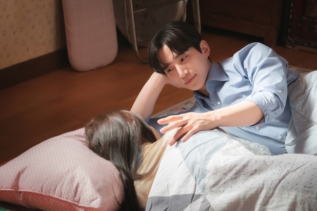 King the Land Lee Joon-ho, Im Yoon-ahs second co-sleeping is concluded.Lee Joon-ho and Angelang (Im Yoon-ah), who confirmed each others hearts in the 9th JTBC Saturday drama  ⁇  King the Land  ⁇  (playwright Choi Rom (Team Harimao), director Lim Hyun-wook, production Anpio Entertainment, Im Yoon-ah) will spend one night together and go out to Jindo quickly.At the time of the hotel publicity shoot, two people who fell on a remote island due to ship failure and bad weather had spent the night together in a room with a wall.Like the day when we spent an unforgettable time discovering different charms to each other, Salvation and Angelang feel like a nightmare again.As if to represent this kind of mind, the picture also shows the salvation and Angelang lying near unlike before. Won-eun! Looking at Angelang with a careful and affectionate hand and an infinitely loving eye.The warm air between the two raises both excitement and expectation. I wonder what the story of salvation and Angelangs night together is.