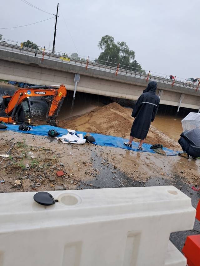 미호강 범람에 대비해 작업자들이 모래로 임시 제방을 쌓고 있는 모습. 독자 제공