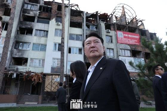 우크라이나를 전격 방문한 윤석열 대통령과 김건희 여사가 15일(현지시간) 키이우 인근 지역의 민가 폭격 현장을 둘러보고 있다. 대통령실