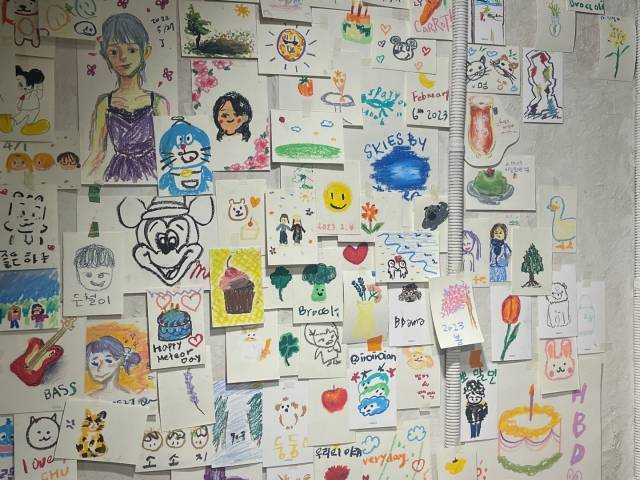 손님들이 남기고 간 그림 방명록. 고해람 인턴기자