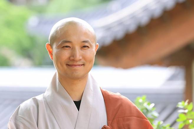 '도연'이라는 법명으로 활동하다 '출가 후 둘째 아이 출산' 논란이 불거져 환속(승려가 속세로 돌아감)한 최현성(37)씨가 뒤늦게 모든 의혹을 인정했다. ⓒ 페이스북 캡처