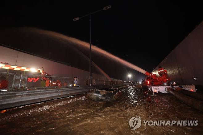 배수작업 이어지는 궁평2지하차도 (청주=연합뉴스) 최재구 기자 = 미호천 제방 유실로 침수된 충북 청주시 오송읍 궁평2지하차도에서 16일 밤 해양 경찰 등 구조대원들이 배수 작업을 하고 있다. 2023.7.16 jjaeck9@yna.co.kr
