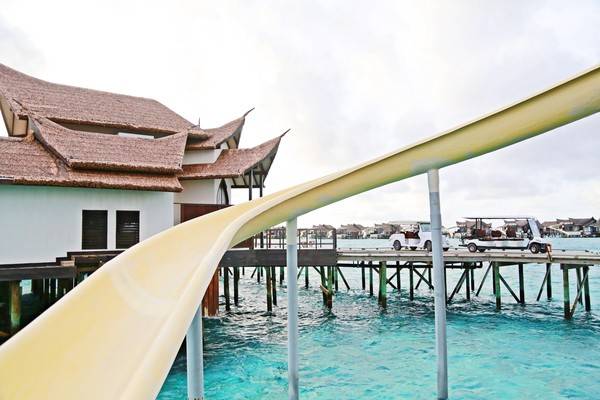 슬라이드를 갖춘 오버워터빌라 (사진. 김관수)