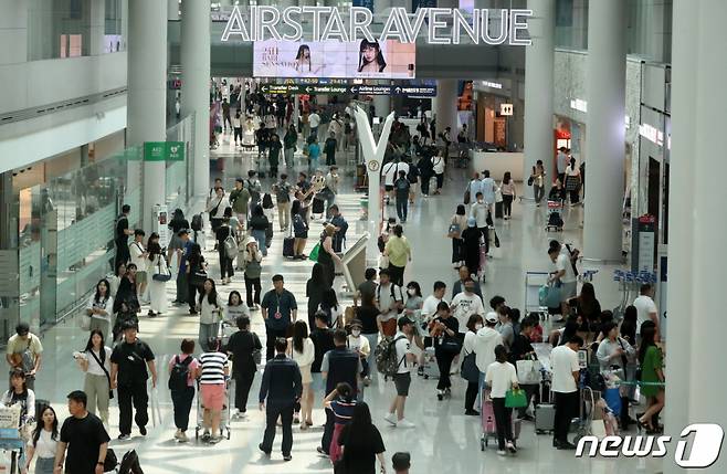 지난 3일 인천국제공항 제1여객터미널 면세구역이 여행객들로 붐비고 있다./사진= 뉴스1