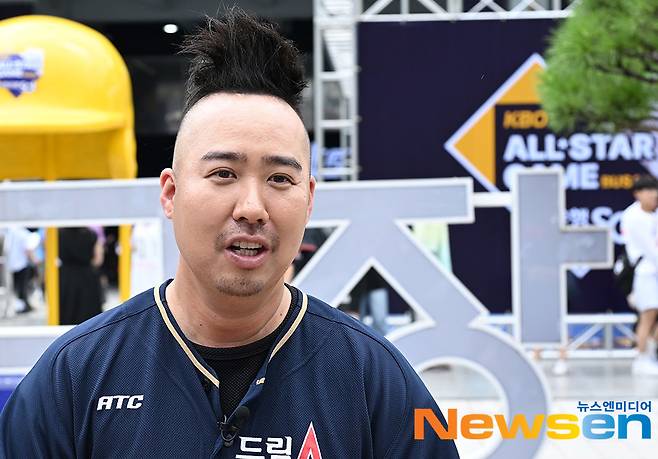 이날 방송인 및 유튜버가 된 유희관도 올스타전이 열린 사직구장을 찾아 촬영을 하고 있다.