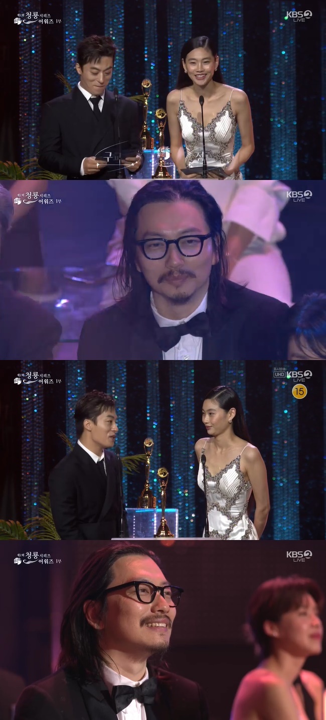 Actress Yi Dong-hwi smiled happily at the appearance of her lover HoYeon Jung.On July 19th, the 2nd Blue Dragon series Tony Awards, which was held in Paradise City, Incheon, won the drama newcomer Gender pay gap actor award.At the awards ceremony, Koo Kyo-hwan and HoYeon Jung appeared as the award winners of the drama newcomer Gender pay gap Actor Award; when HoYeon Jung appeared, Yi Dong-hwi smiled.HoYeon Jung congratulated Koo Kyo-hwan on his promotion to  ⁇ D.P. Season 2.Season 2  ⁇  I want a lot of cheer  ⁇   ⁇  I promoted.When HoYeon Jung said, I will support you as a fan of  ⁇  D.P. Season 2, Koo Kyo-hwan said that if there is a wind, I would like to come back here with the same work as Mr.At that time, HoYeon Jung made a mistake in making a mistake in the film with  ⁇   ⁇   ⁇   ⁇   ⁇ . At that time, Yi Dong-hwi, who made a happy face with his girlfriends cute mistake, was caught on the screen.Yi Dong-hwi and HoYeon Jung have been in a public romance for about eight years since 2016.