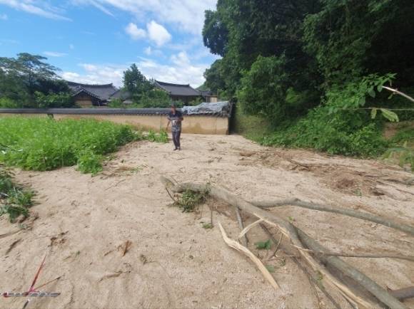 국가민속문화재 ‘봉화 만회고택’ 주변에서 산사태가 발생해 다장 쪽으로 퇴적물이 유입된 모습. 문화재청 제공
