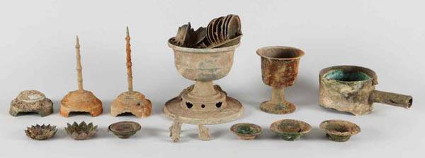 이번에 출토된 각종 불교공양구. 향로와 향완(향 그릇), 촛대 등의 청동공양구와 금강저 같은 청동의식구, 청동소완(반찬그릇) 등이 솥 안에 가득 차 있었다. 문화재청은 전란 등 급박한 상황에서 사찰 승려들이 숨겨놓고 피란한 이른바 ‘퇴장유물’로 추정했다. / 춘추문화재연구원 제공