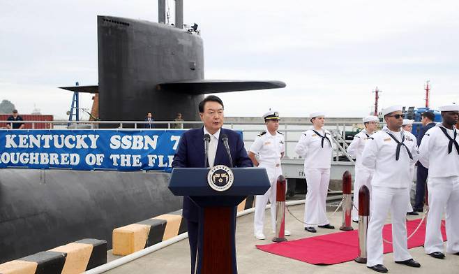 윤석열 대통령이 19일 부산 남구 해군작전사령부 부산작전기지에 입항한 미국의 오하이오급 핵추진 탄도유도탄 잠수함(SSBN) 켄터키함(SSBN-737) 앞에서 격려사를 하고 있다. (사진=연합뉴스)