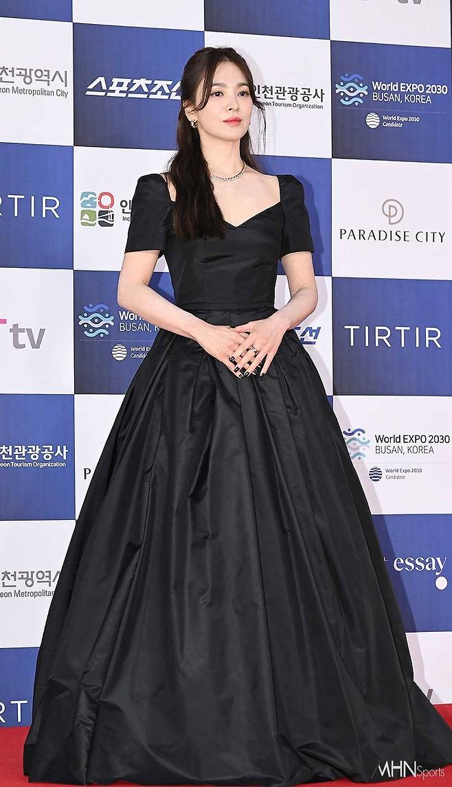Incheon, ) Actress Song Hye-kyo, Lim Ji-yeon, Im Im Yoon-ah and other actresses showed beauty with black dress.The second Blue Dragon Series Tony Awards The second Blue Dragon Series Tony Awards red carpet event was held at Incheon Paradise City on Wednesday afternoon.On this day, actresses such as Song Hye-kyo, Lim Ji-yeon, Im Yoon-ah, Kim Seo-hyung, Elijah, and Ahn Hee-yeon boasted elegant beauty with simple black dress.Meanwhile, the Blue Dragon series Tony Awards is the first series content awards ceremony for domestic OTT dramas and entertainments such as Netflix, Disney +, Apple TV +, Watcha, Wave, Cacao TV, Kupang Play and Teabing.