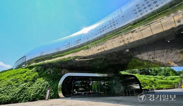 연천군 전곡읍 전곡리 구석기유적에 위치한 연천전곡선사박물관은 2011년 4월, 선사시대 문화와 인간생태를 주제로 개관했다. 박물관 전경. 윤원규기자