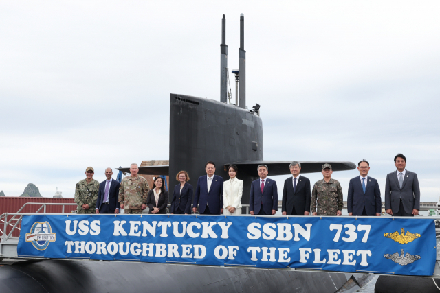 ▲윤석열 대통령과 부인 김건희 여사가 19일 부산 남구 해군작전사령부 부산작전기지에 입항한 미국의 오하이오급 핵추진 탄도유도탄 잠수함(SSBN) 켄터키함(SSBN-737)에서 기념촬영을 하고 있다. ⓒ연합뉴스