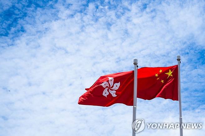 홍콩 (AFP=연합뉴스) 20일 홍콩 거리에 내걸린 중국 국기와 홍콩 깃발. 2023.7.20.