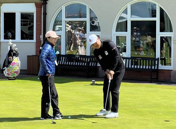 김인경(왼쪽)이 영국 위럴의 로열 리버풀 골프장 연습 그린에서 후배 이경훈에게 원포인트 레슨을 해주고 있다. [사진 PGA 투어]