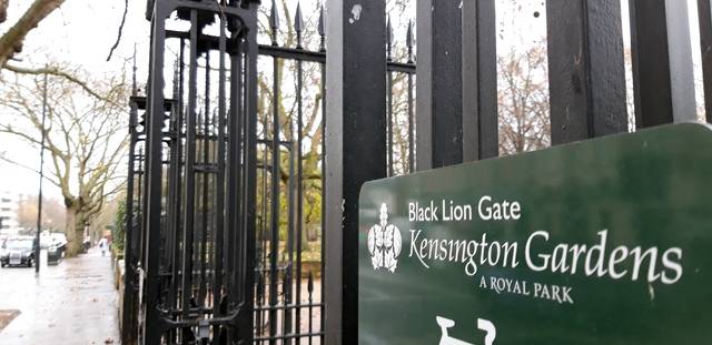 영국 다이애나 추모 놀이터로 가는 켄싱턴 공원 입구.