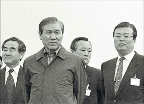 1991년 8월 당시 김종인(오른쪽) 청와대 경제수석이 농촌진흥청 제주시험장을 방문해 노태우 대통령과 함께 한우의 품종개량 연구과정을 둘러보고 있다. 출처 : 연합뉴스
