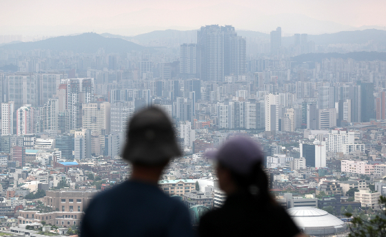 23일 부동산 정보제공 업체 '부동산R114'가 발표한 '수도권 APT 시황' 자료에 따르면 이번주 서울 아파트 매매와 전셋값은 3주 연속 보합세(0.00%)를 유지했고 신도시 전셋가격은 1년 만에 마이너스 변동률을 벗어났다. 서울 지역 중 강남구는 유일하게 지난주에 이어 매매(0.01%)와 전세(0.03%)가격이 2주 연속 오른 지역으로 나타났다./사진=뉴시스